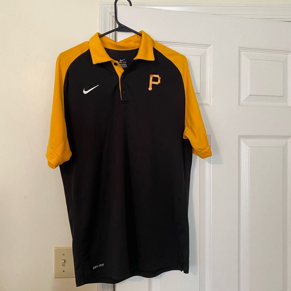 Nike Dri Fit Men’s Pirates Polo. Size Medium. Excellent condition.